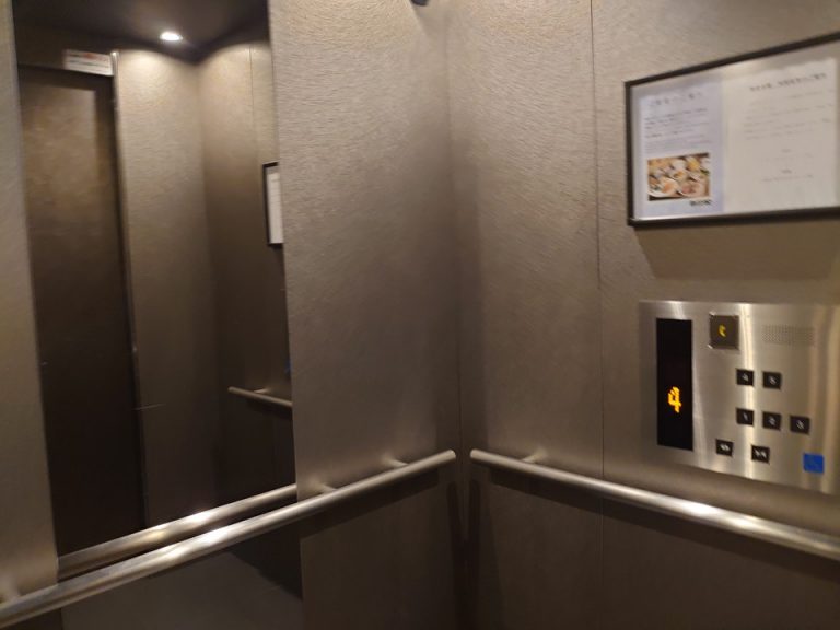エレベーター内観(1)