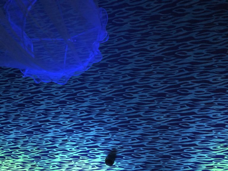 寝室 蓄光クロスと天蓋カーテン それはまるで、海の中のクラゲのようでした♪