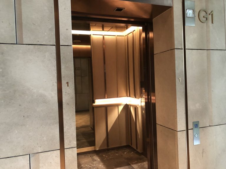 エレベーター内観