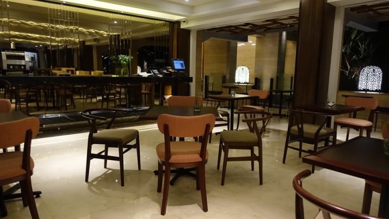 ORG_DSC06337レストラン客席からみたキャッシャー