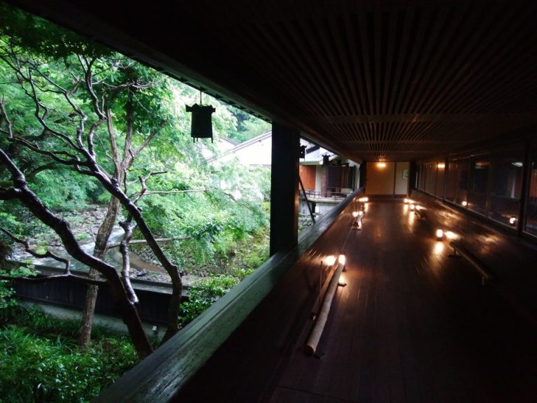 玄関棟から本館へ移動する渡り廊下