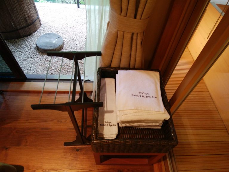 タオル系は多めに置いてあり、バスローブもありました。