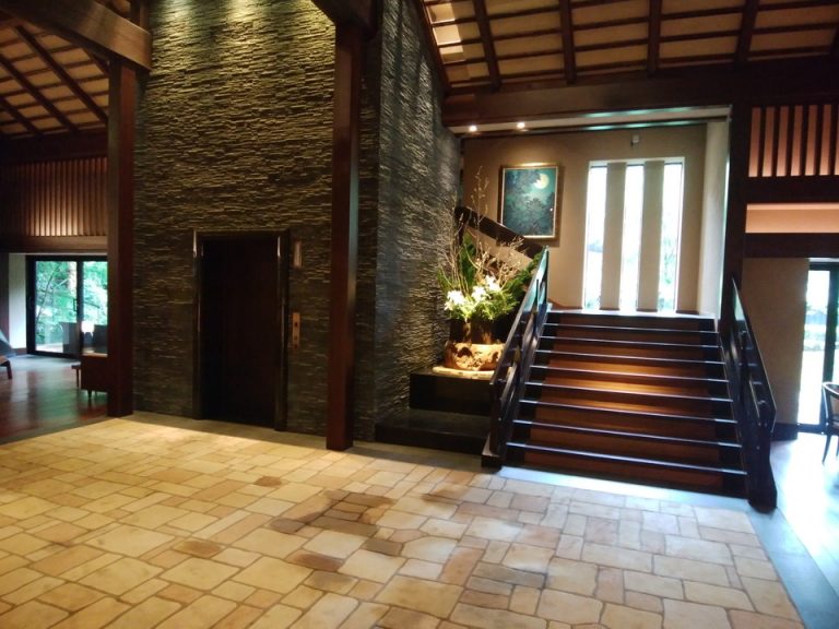 玄関棟フロント階エレベーターホールと階段