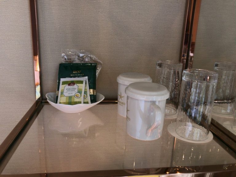 客室グラスとコーヒー、紅茶