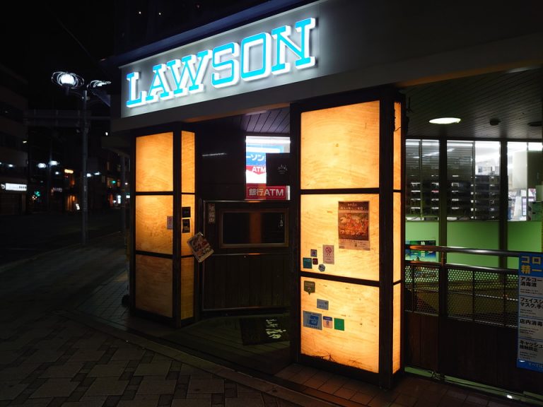 横断歩道を渡るとローソンが