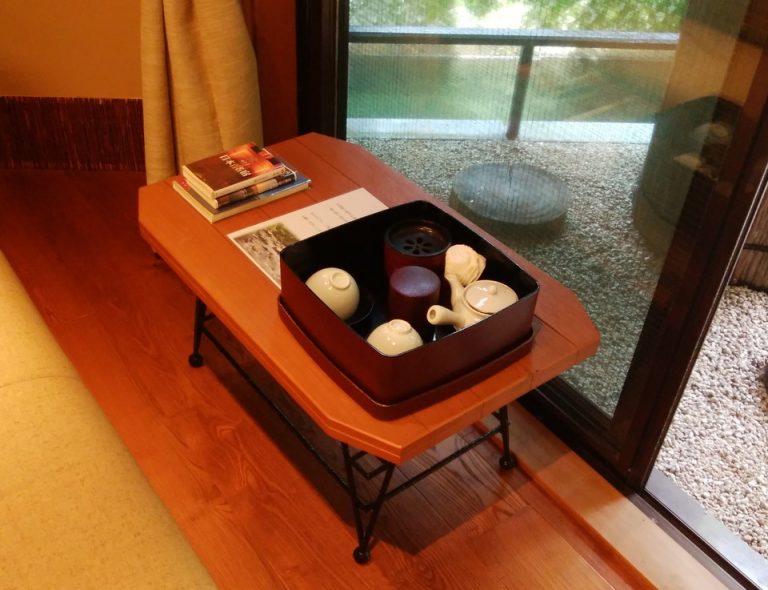 ミニバーには置かれていなかったお茶系はテーブルの上にありました