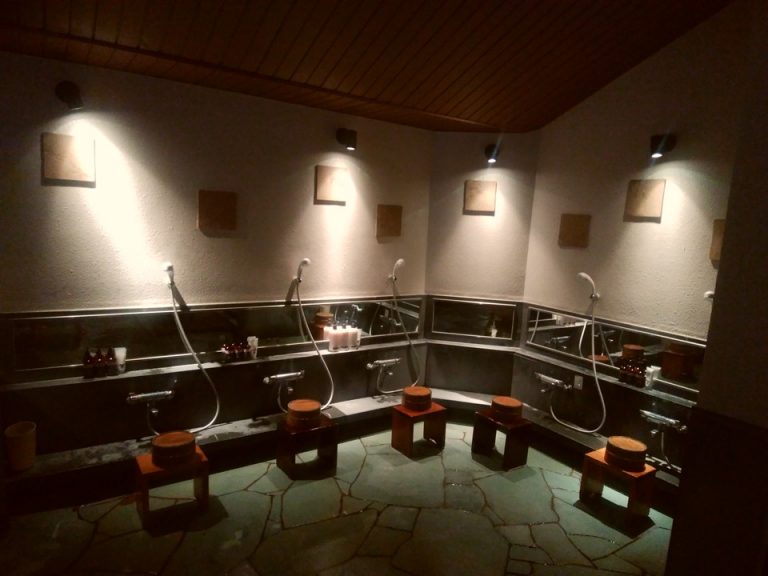 御婦人内風呂の洗い場はコンパクトサイズですね