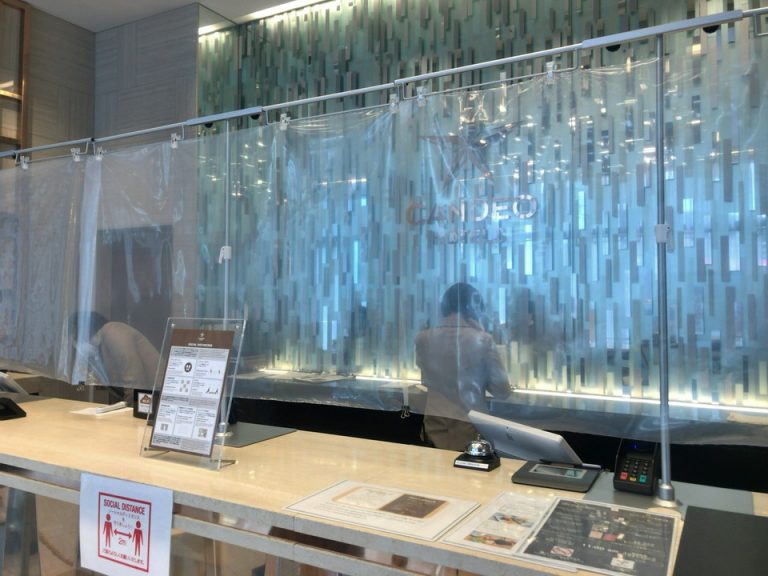 フロント 感染予防でシートが設置されています。