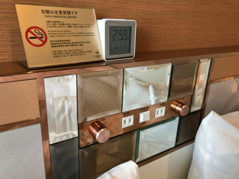 客室ベッドサイド