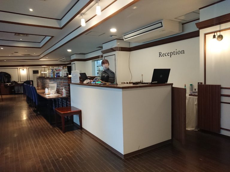 ホテルのフロントとレストランの会計を兼ねたカウンターにはアクリル板が設置されています