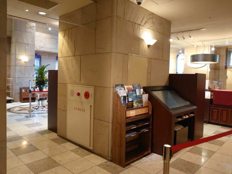 フロント階エレベーターホールから