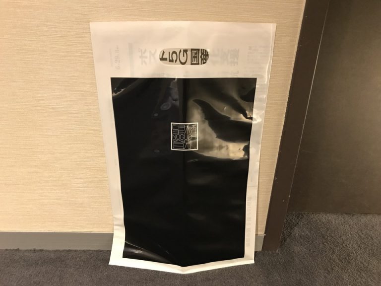 夕刊1(部屋の前に配達されている)