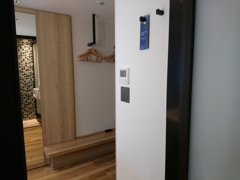 シャワールーム内から入口方向