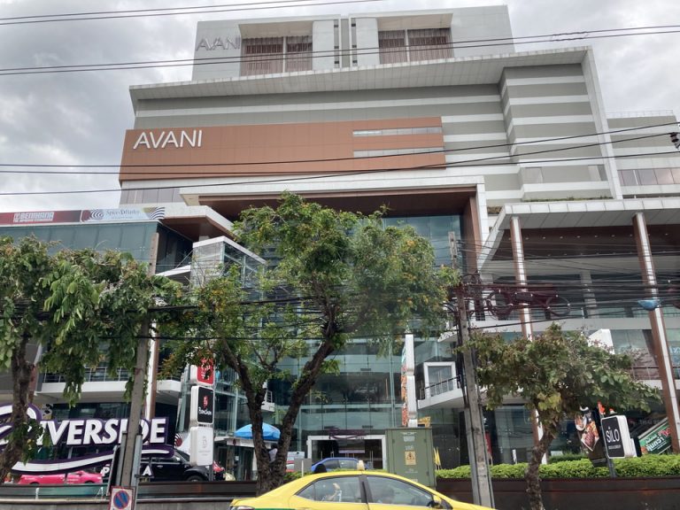ホテル周辺 隣接のAvaniホテルとショッピングモール