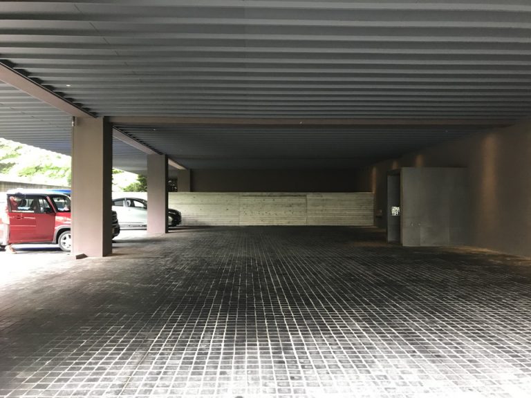 エントランス1(駐車場)