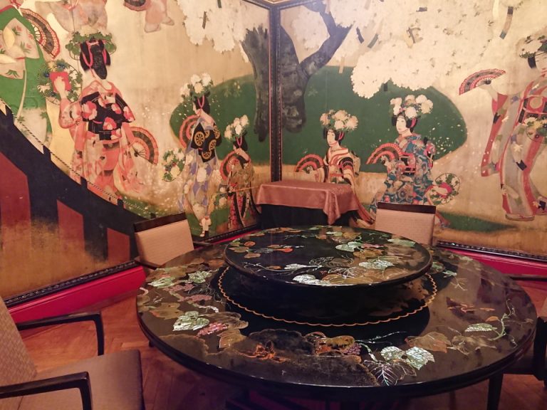 旬遊紀 特別個室(玉城) 雅叙園が発祥と言われている、現存する最古の回転テーブルがあります。