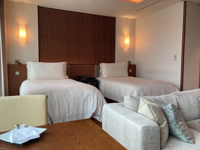 ダイニングテーブルから見たベッド。