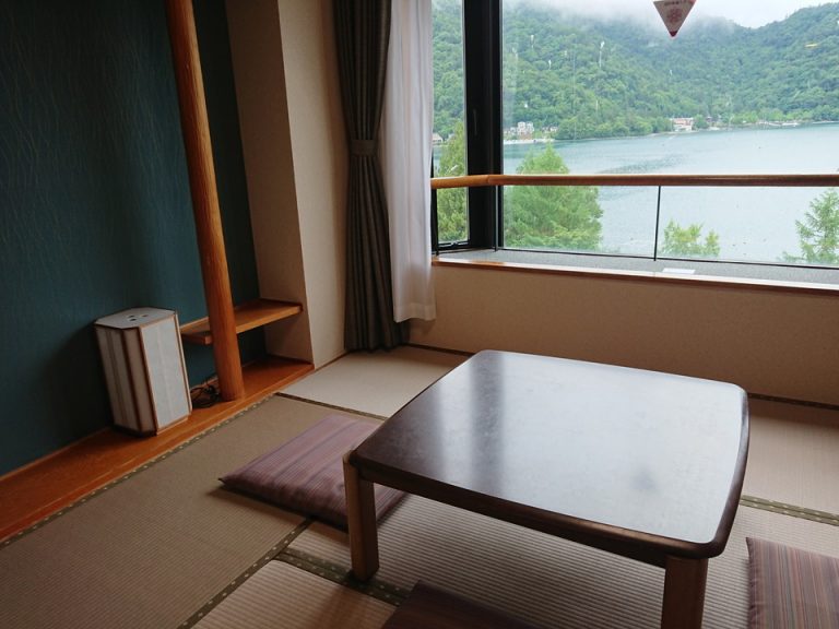 和洋室は窓際が畳スペースとなっています。4名で宿泊する際、2名は布団で休みます