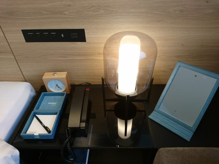 ベッドサイドデスク