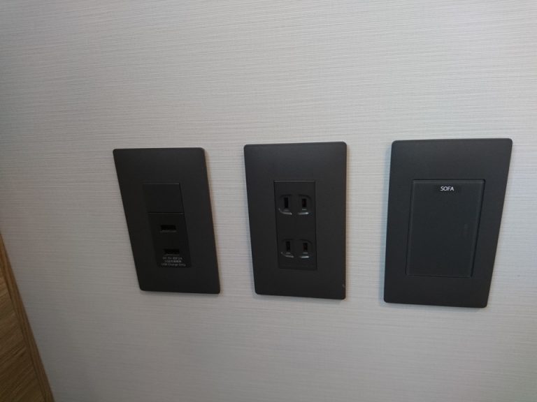 ソファー横のコンセント、USB