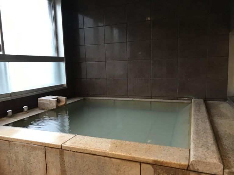 室内露天風呂1(家族風呂くらいの広さ)