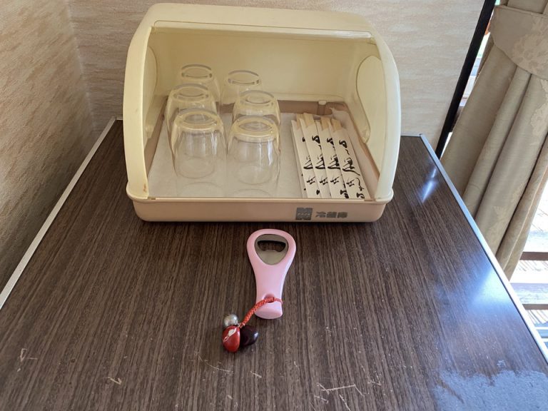 コップ、はし、栓抜き