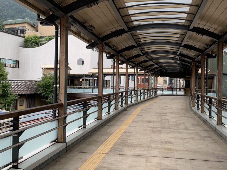 アーケードを通って徒歩2分