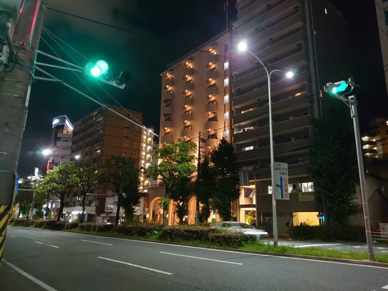 真ん中の一番明るい建物がホテル