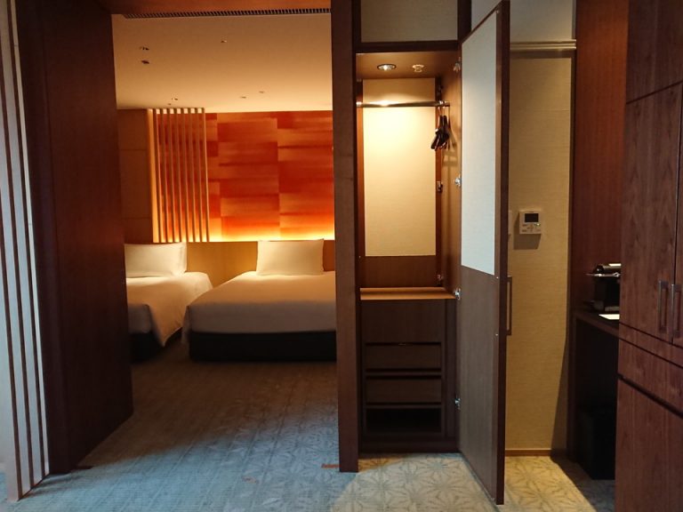 クローゼット外観 引き出しの中には部屋着(ワンピースタイプのパジャマと浴衣)が入っていました。