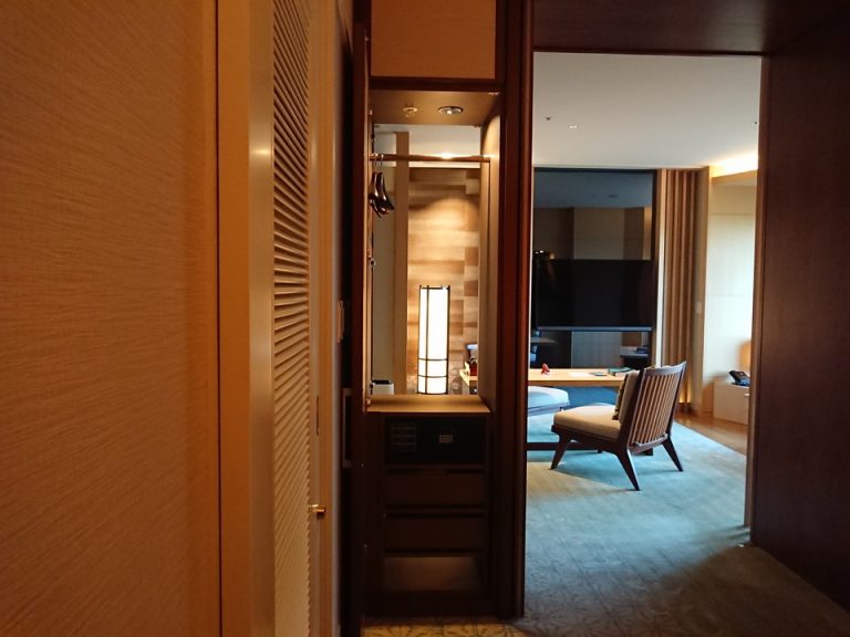 クローゼット外観 ベッドルーム側からも開けることができてとても便利でした。