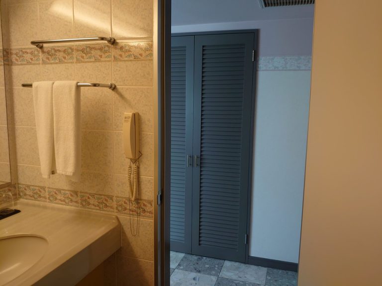 バスルームから室内