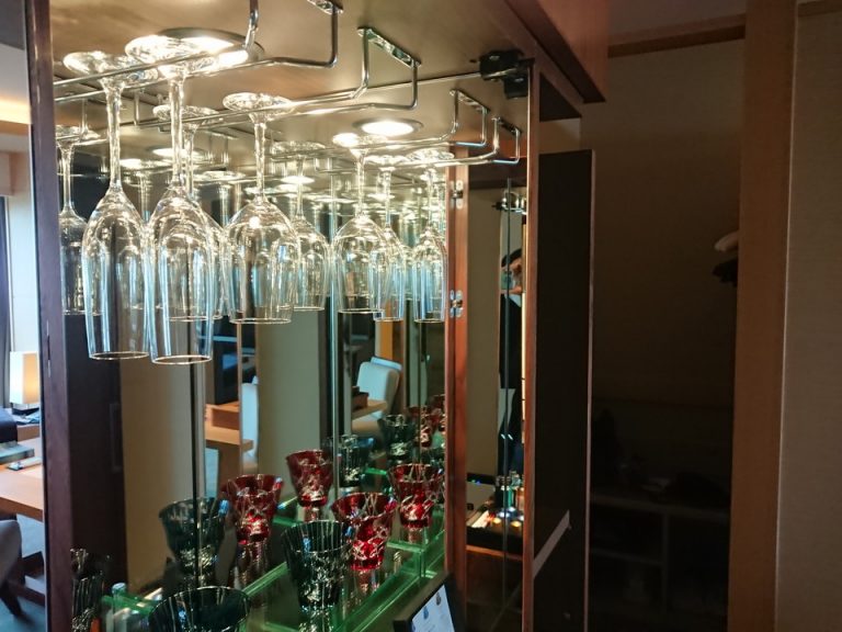 グラス・カップ 飲み物に合わせて各種用意されており、コーヒーカップ、湯飲みもありました。