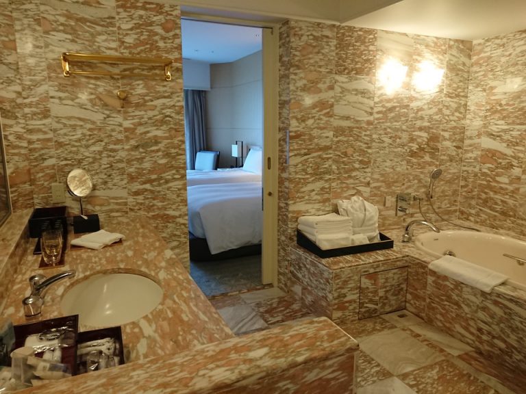 バスルーム内から入口 バスタオルとフェイスタオルは1人2枚ずつ用意されていました。