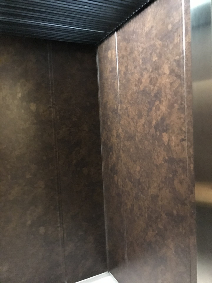 エレベーター内は暗め