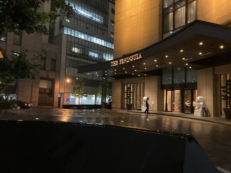 夜のホテル入り口になります。