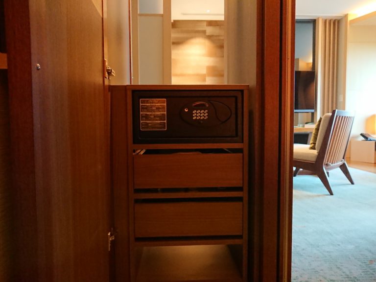 セーフティボックス(閉じた状態) ベッドルーム側からのみ使用できます。