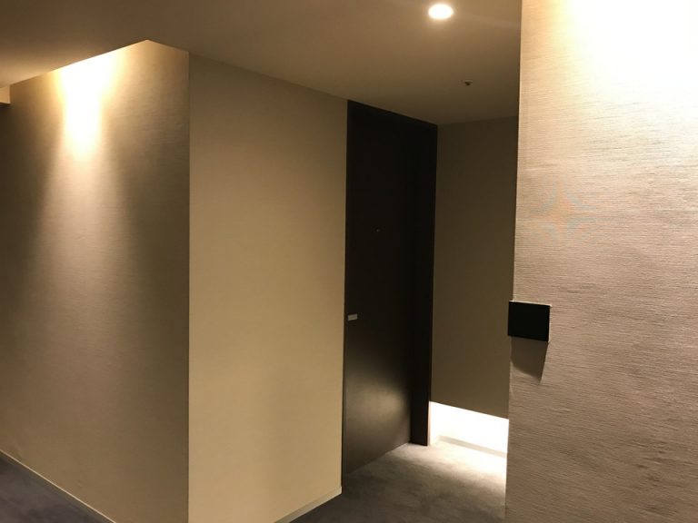 部屋 入り口外観5(入り口が一歩奥まっているので他の客と鉢合わない)