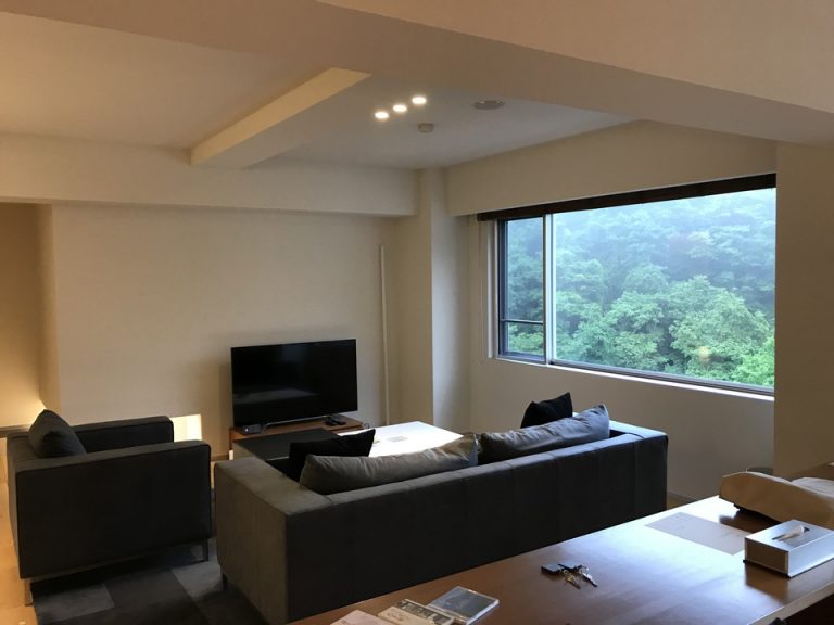 部屋 ソファとテレビ1