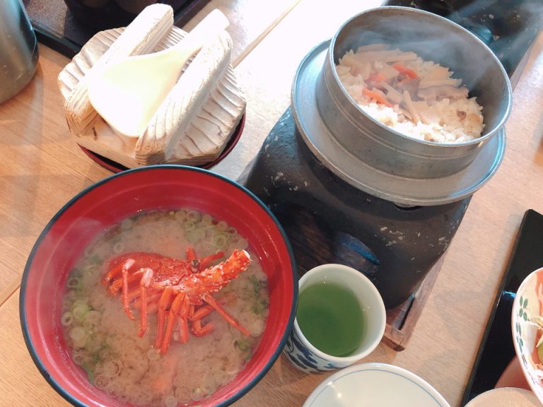 お料理。イセエビの味噌汁と釜飯