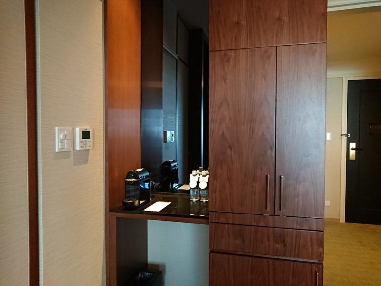 ミニバー Nespressoのマシン、湯沸かしポット、常温のミネラルウォーターがあります。