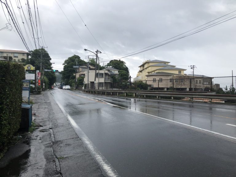 道路とホテル