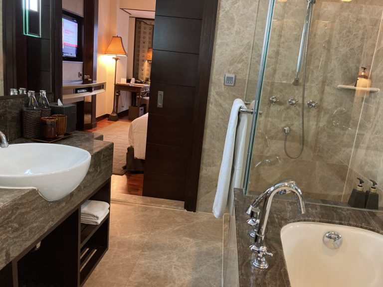 バスルーム内から入口