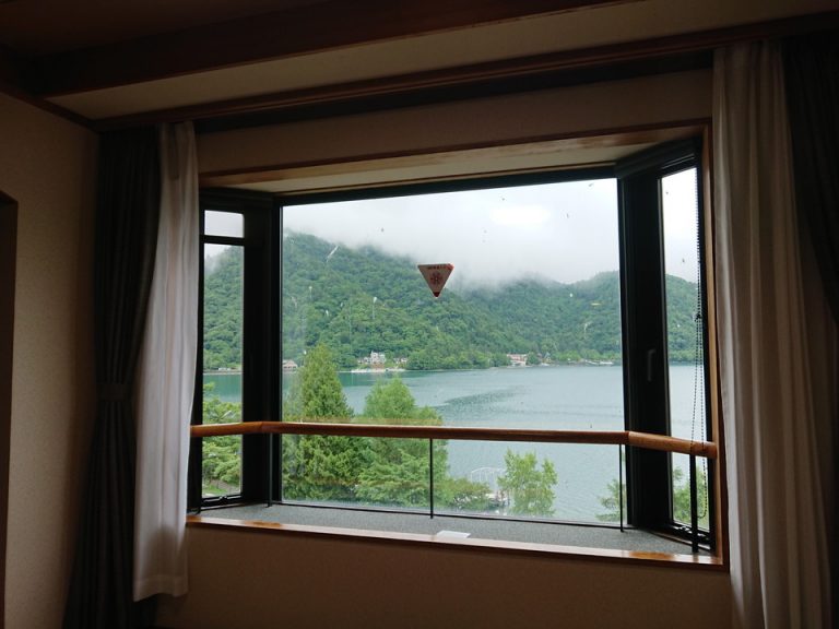 窓からは中禅寺湖が眺められますが、この時期ツバメが巣を作ってホテル前を飛び回っているため、窓にはツバメの糞が…5階の部屋からはツバメの巣をかなり間近に見られます