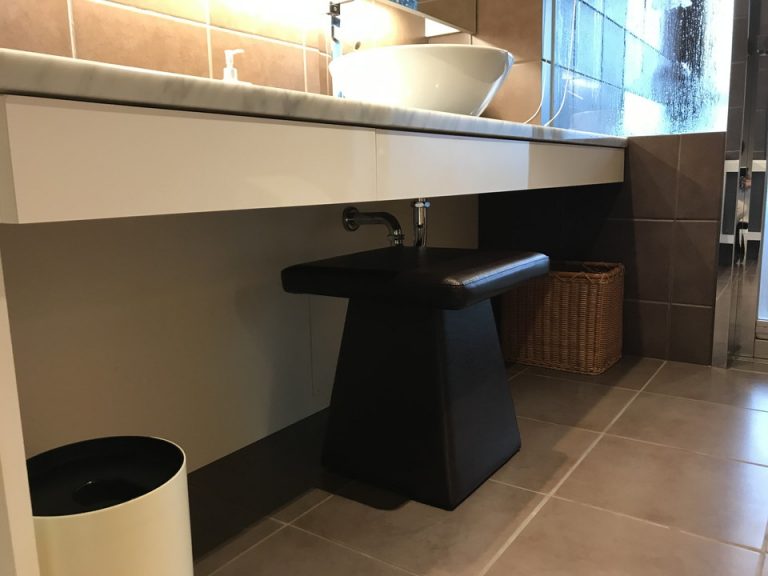 部屋 洗面台2(座って洗面台利用可)