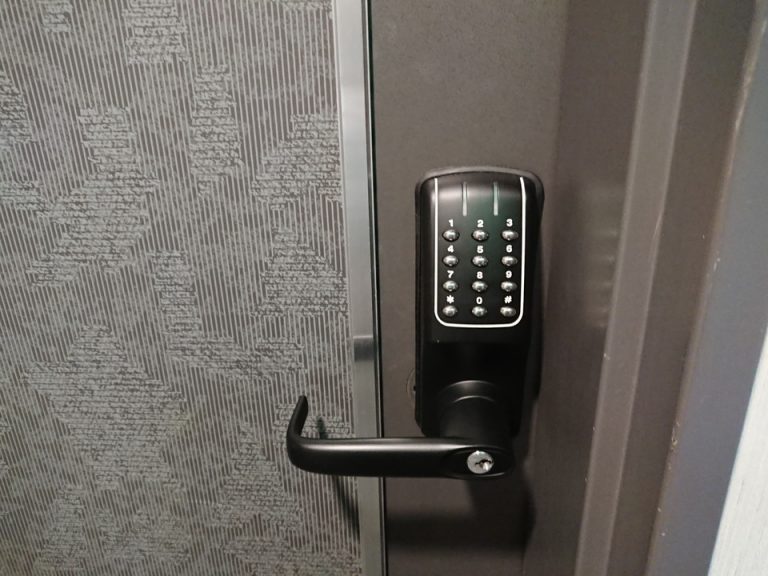 鍵ではなくチェックイン時に発行されるパスワードで開錠します