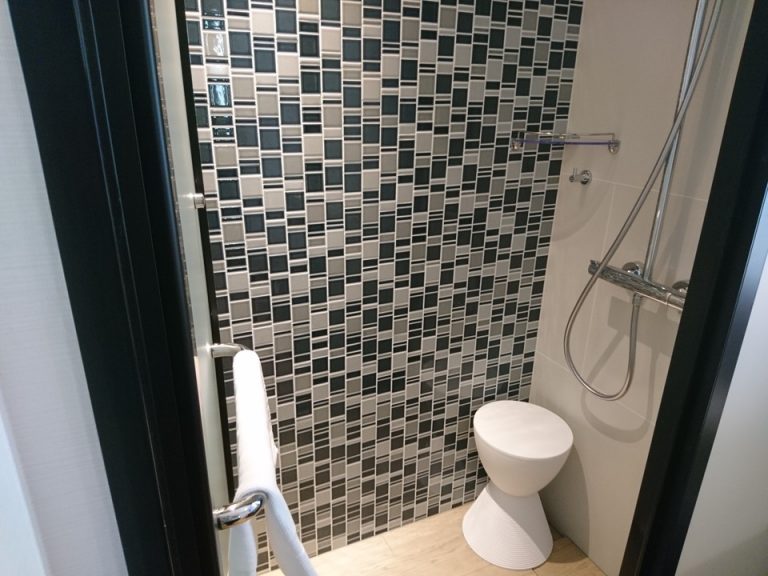 シャワールーム内観