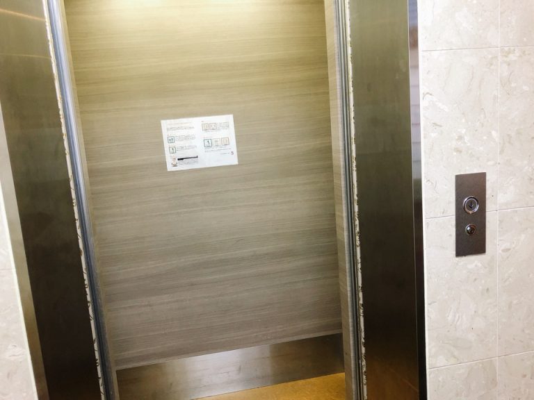 エレベーター内