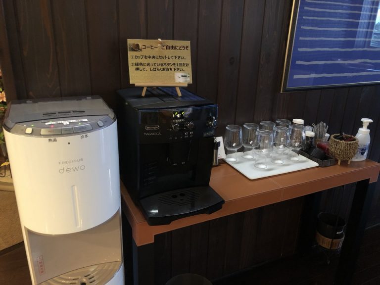 フロント・ロビーのサービスドリンク カフェコーナー