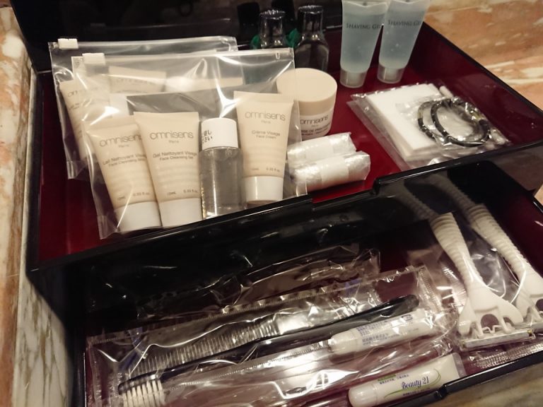 アメニティ フランスの自然派スキンケアブランド オムニサンス・パリのクレンジング、洗顔料、化粧水、クリーム、ハンドクリームが用意されています。その他歯ブラシ、マウスウォッシュ、シェービングジェル、コットン、綿棒、シャワーキャップ、ヘアゴム、ヘアブラシ、くし、カミソリがあります。