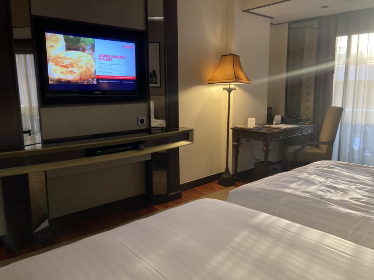 ベッド方面からTV